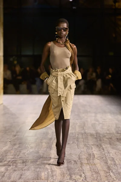 Look 16